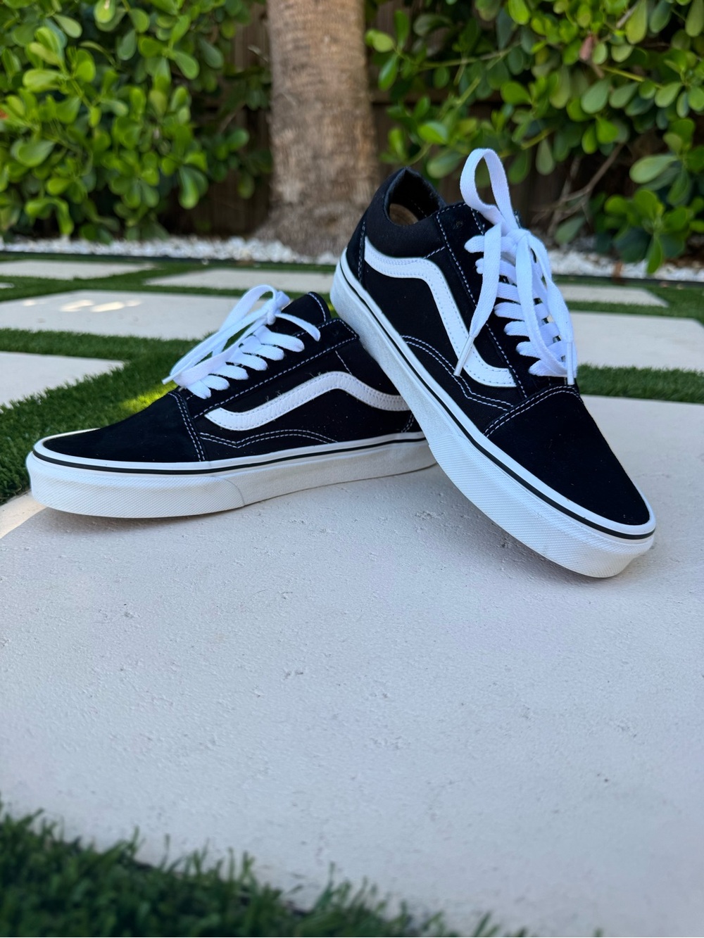 Vans women’s Old Skool Sneakers - Black & White